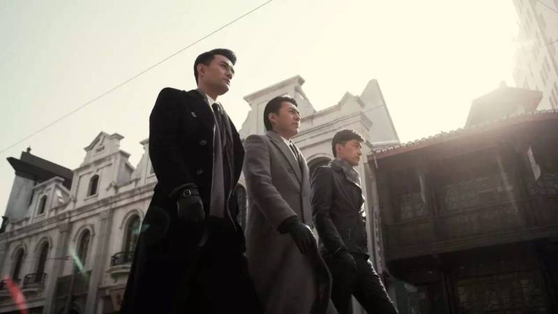 電視劇《偽裝者》裡的胡歌、王凱與靳東,飾演了明家三兄弟。